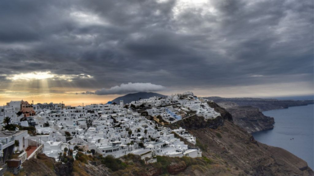 Firostefani na Santoriniju – pogled na vulkan i Firu