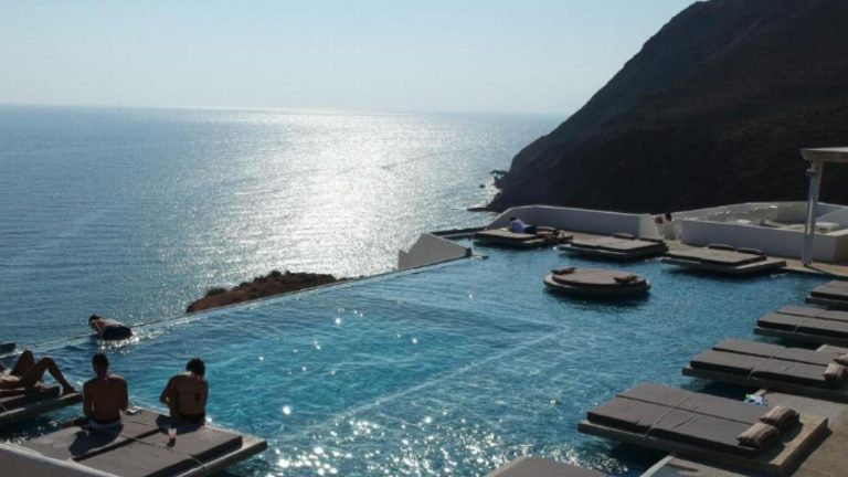 Golden Beach Resort sa bazenom i pogledom na more na Anafiju
