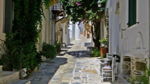 Прочитајте више о чланку Grad Tinos – crkva Evangelistrija, Arheološki muzej i plaža Agali