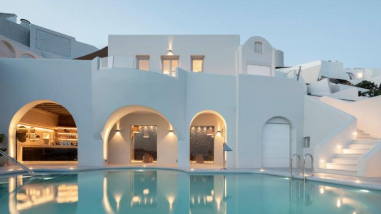 Hom Santorini sa bazenom u okolini Ije