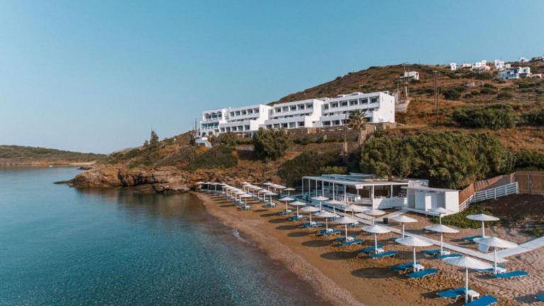 Hotel Perrakis sa bazenom na plaži Kipri na Androsu