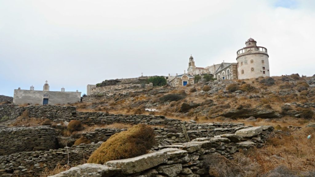 Isternija na Tinosu – selo vajara i plaža Isternija