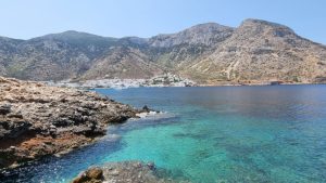 Прочитајте више о чланку Kamares na Sifnosu – luka ostrva, plaža sa zlatnim peskom