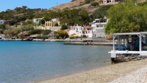 Прочитајте више о чланку Kini na Sirosu – ribarsko selo, plaža Kini i manastir Santa Barbara