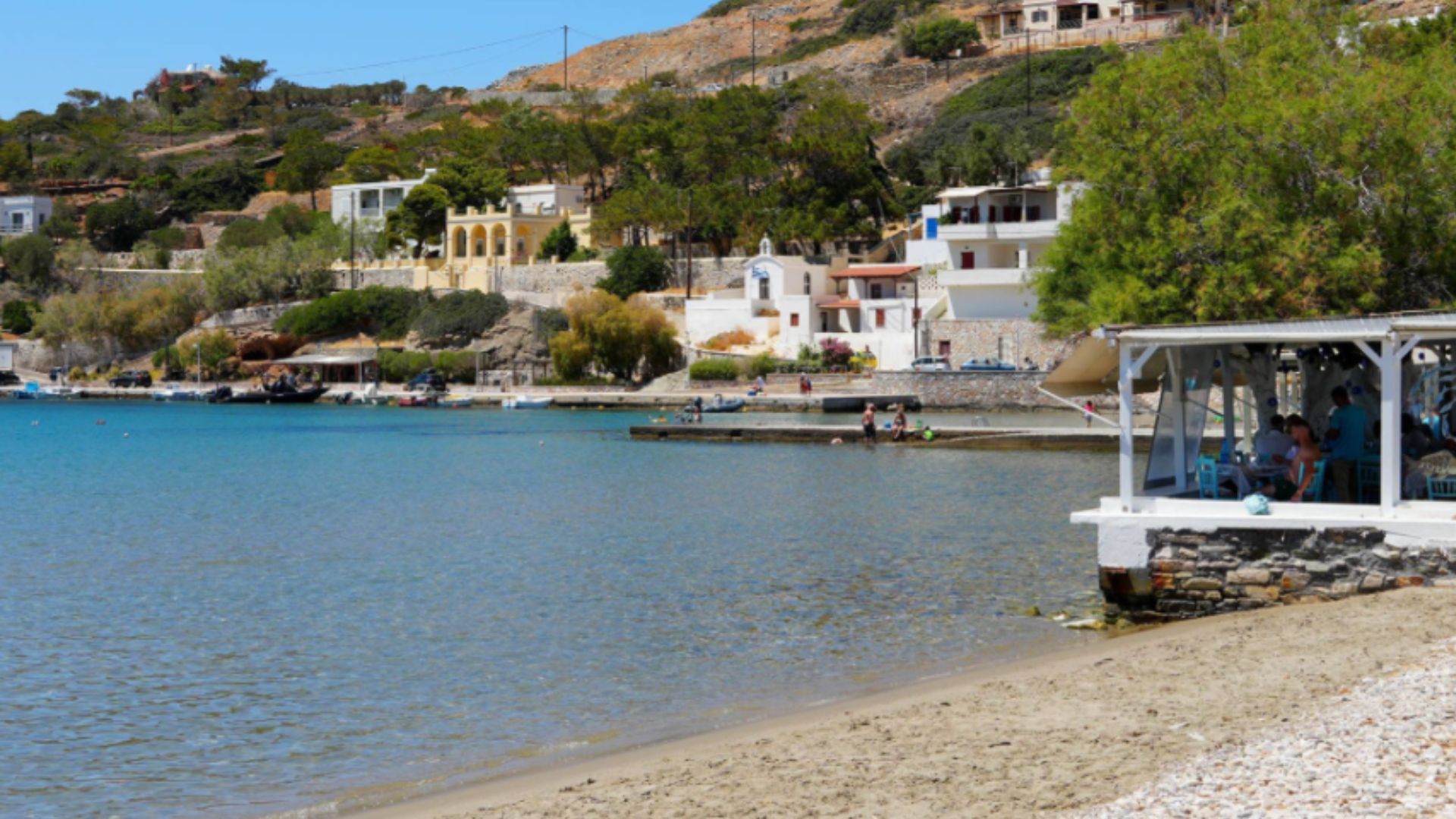 Тренутно гледате Kini na Sirosu – ribarsko selo, plaža Kini i manastir Santa Barbara