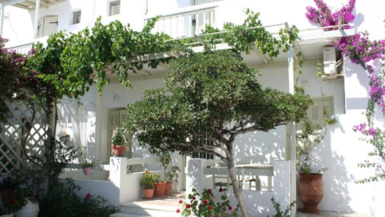 Korali Hotel sa baštom i restoranom u Hori na Antiparosu