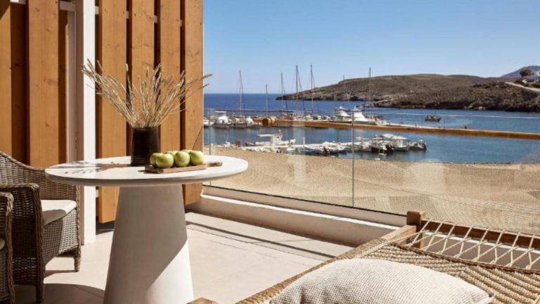 Kythnos Bay Hotel sa pogledom na more u Lutri na Kitnosu