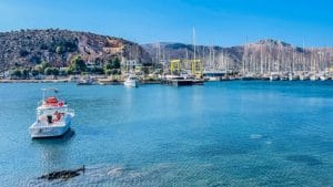 Прочитајте више о чланку Laki (Leros) – glavna luka, Porto Lago i italijanska arhitektura