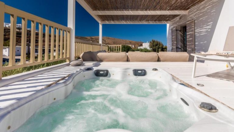 Milia Gi Suites sa kuhinjom u Poloniji na Milosu