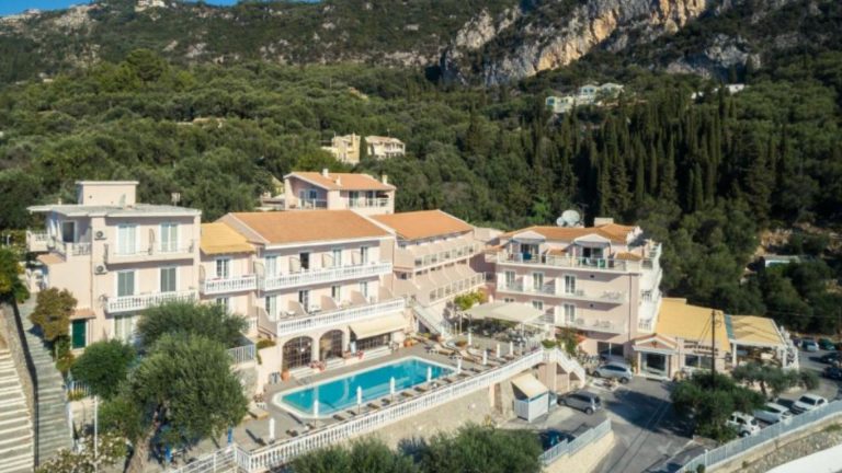 Hotel Odysseus sa bazenom u Paleokastrici na Krfu