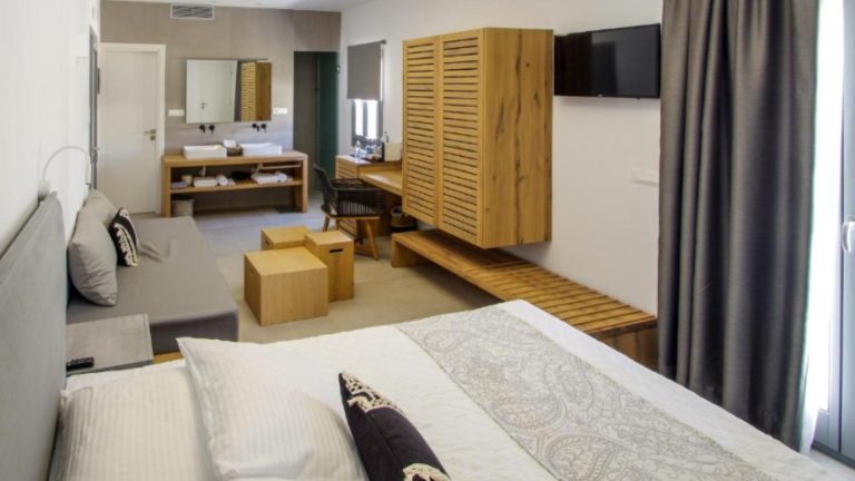 Oro Suites sa pogledom na more u Kiniju na Sirosu