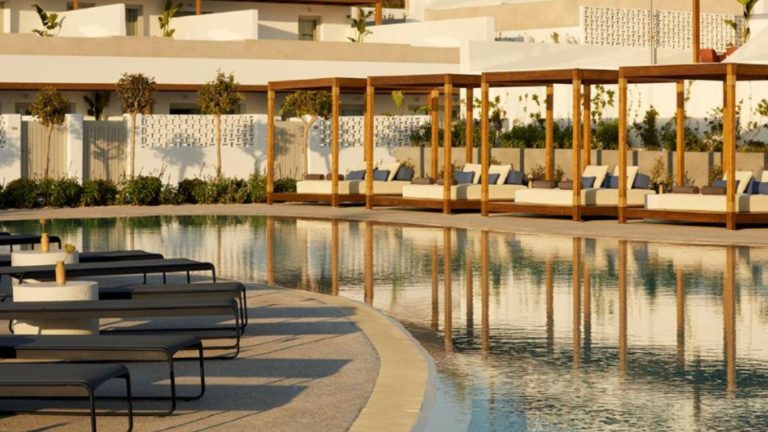 Parocks Luxury Hotel & Spa sa bazenom u Ambelasu na Parosu