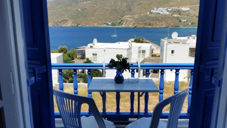 Pelagos sa balkonima i pogledom na zaliv Egijali na Amorgosu