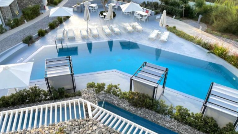 Relux Ios Hotel sa bazenom između luke i Hore