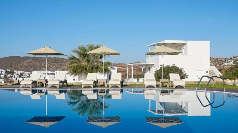 Santa Maria Village Resort & Spa sa bazenom u Adamasu