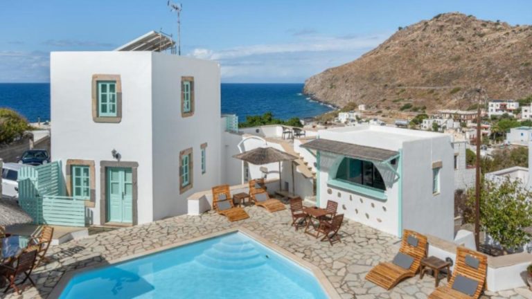 Santanna Suites sa bazenom u Skali na Patmosu