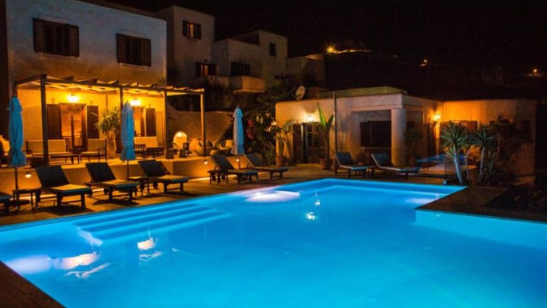 Seabreeze Hotel sa infiniti bazenom iznad plaže Jalos na Iosu