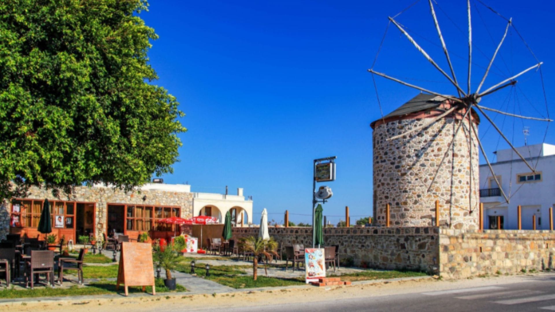 Тренутно гледате Selo Antimahija (Kos) – venecijanski zamak, vetrenjača i karneval