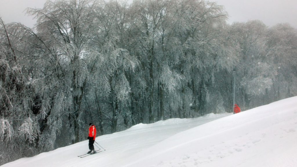 Skijanje u Grčkoj: ski centri, cene i poređenje sa Kopaonikom