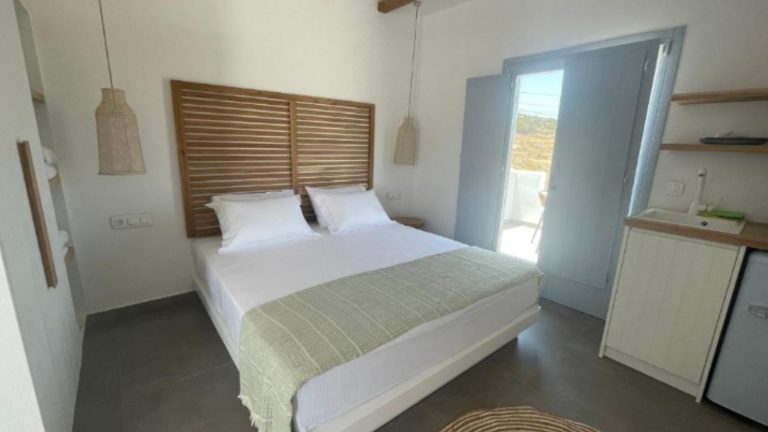 Sohoros Luxury Suites sa bazenom i pogledom na more na Šinusi