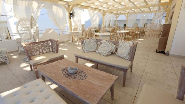 The White Suites sa balkonima u Adamasu na Milosu