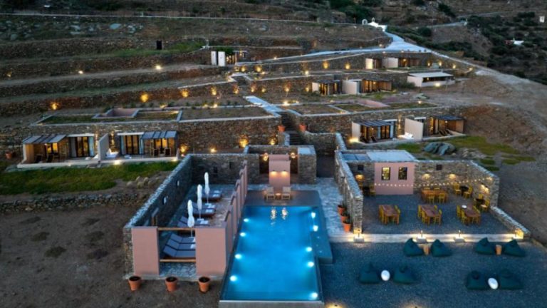 Under the Sun Cycladic Village u Isterniji na Tinosu