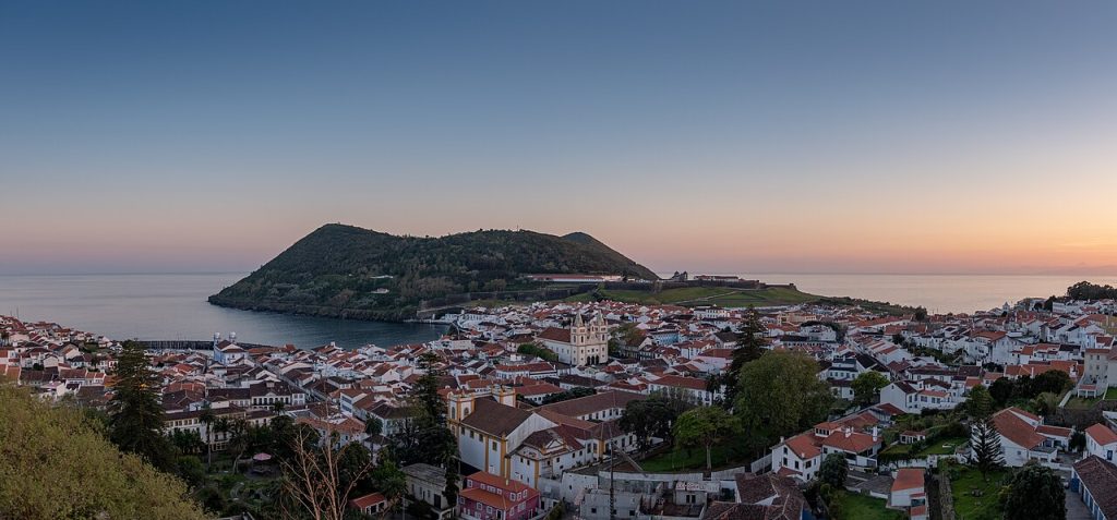Angra do Heroísmo na ostrvu Terceira u sumrak