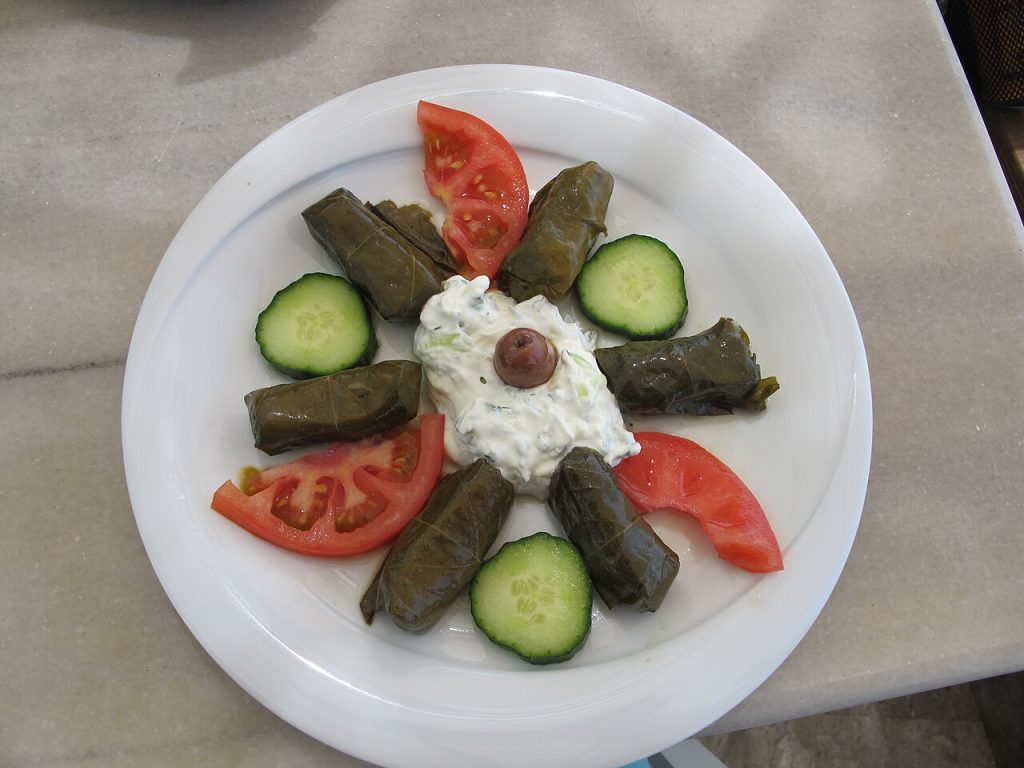 Dolmades i caciki kao meze na Krfu