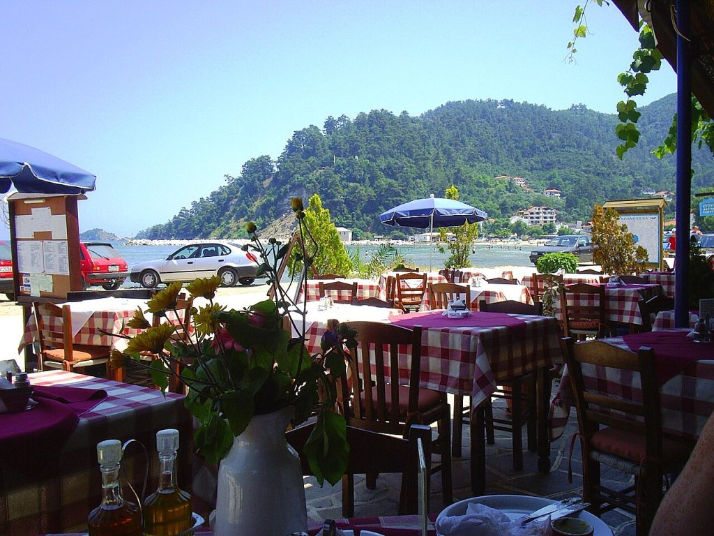 Stolovi grčke taverne na ostrvu Tasos