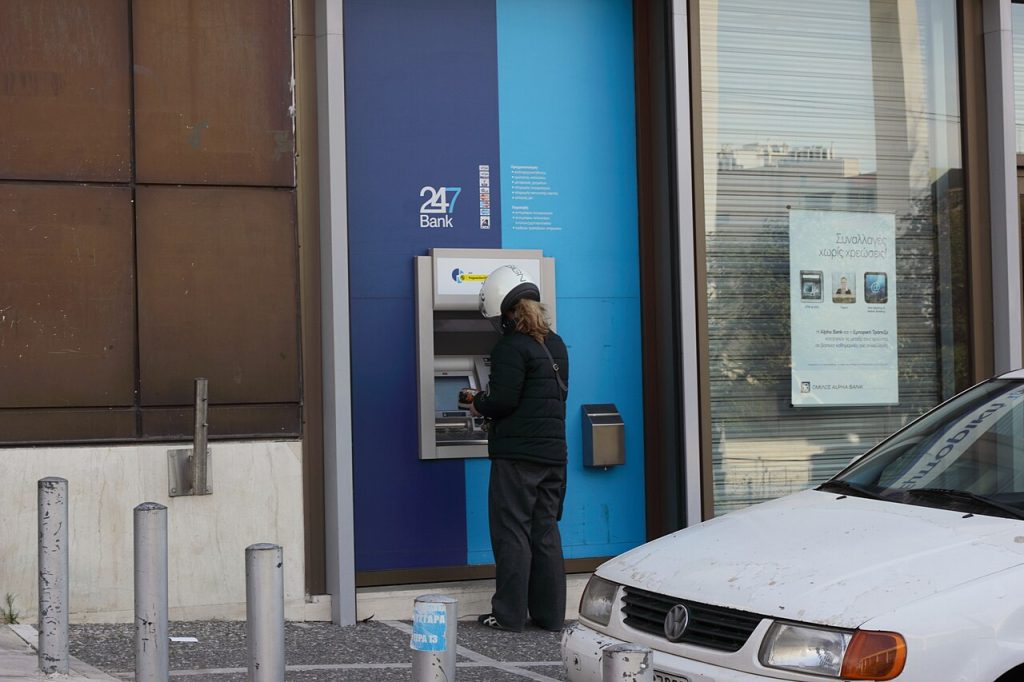 Bankomat na ulici u Atini – novac i kartice u Grčkoj