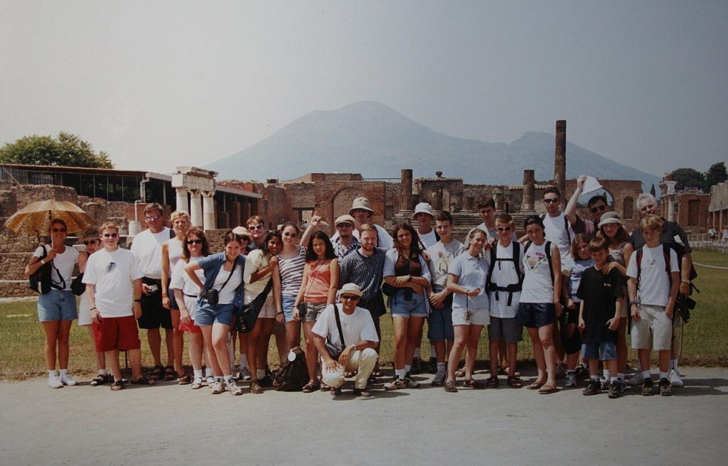Forum u Pompeji sa Vezuvom u pozadini