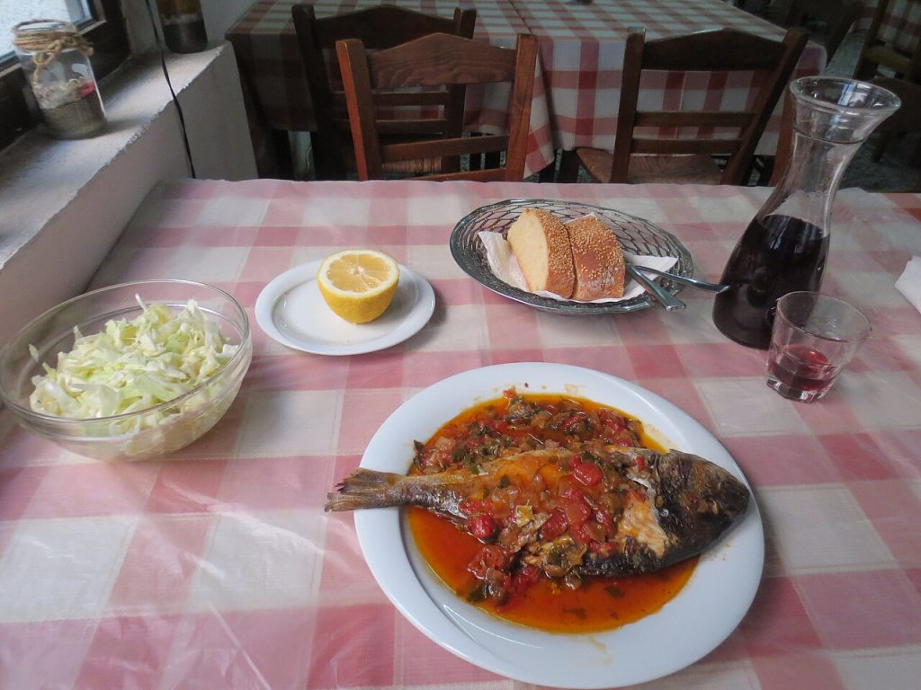 Obrok u ribljoj taverni u Grčkoj