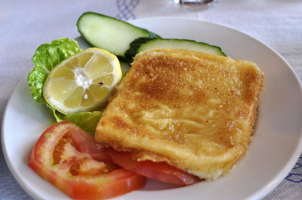 Saganaki – prženi sir sa limunom