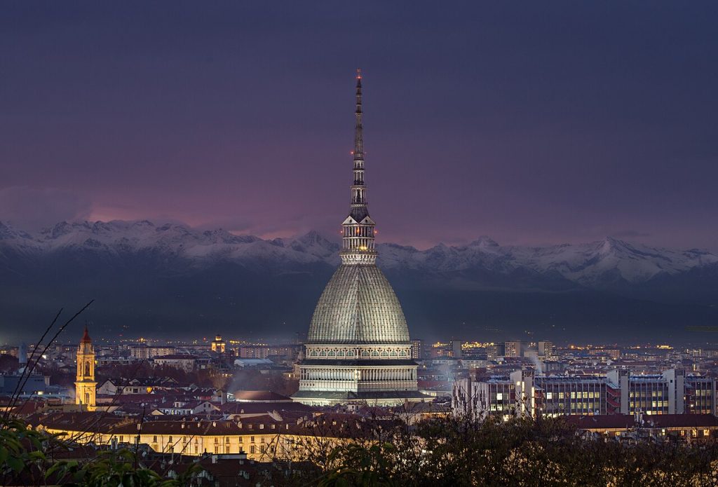 Mole Antonelliana u Torinu uveče